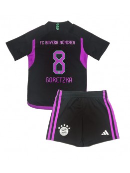 Bayern Munich Leon Goretzka #8 Replika Borta Kläder Barn 2023-24 Kortärmad (+ byxor)